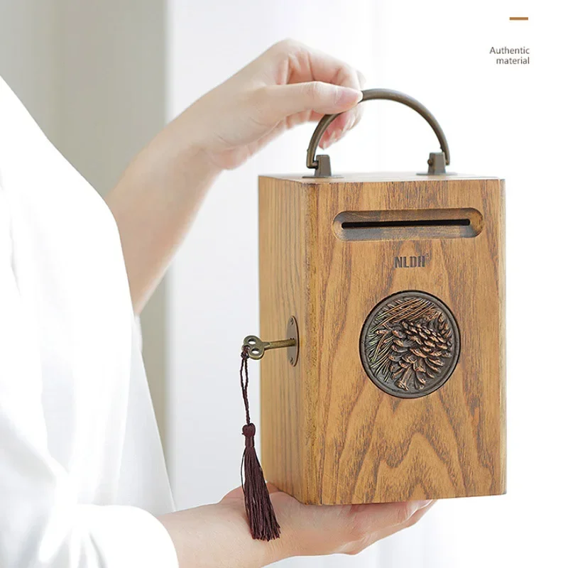 American retro solid wood piggy bank Large capacity built-in lock with handle High-quality money-saving box The best gift piggy
American retro solid wood piggy bank Large capacity built-in lock with handle High-quality money-saving box The best gift piggy