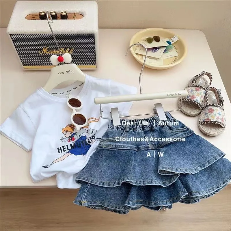 Korean Children's Clothing 2024 Summer New Girl's Trendy Cartoon Short Sleeved Multi-layer Lace Denim Skirt Two-piece Set Trend
Korean Children's Clothing 2024 Summer New Girl's Trendy Cartoon Short Sleeved Multi-layer Lace Denim Skirt Two-piece Set Trend