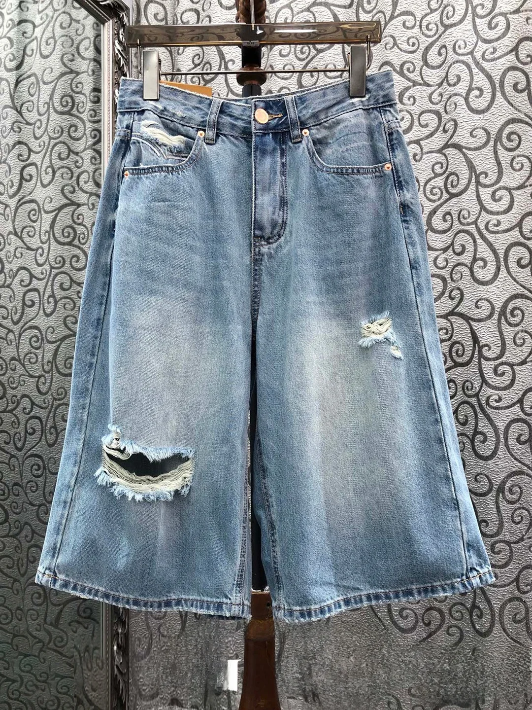 Milan Small Town Vintage Washed Ripped Hem Wide Leg Jeans over Knee Sixteen Pants Natural Waist Button Fastening Standard Fit
Milan Small Town Vintage Washed Ripped Hem Wide Leg Jeans over Knee Sixteen Pants Natural Waist Button Fastening Standard Fit