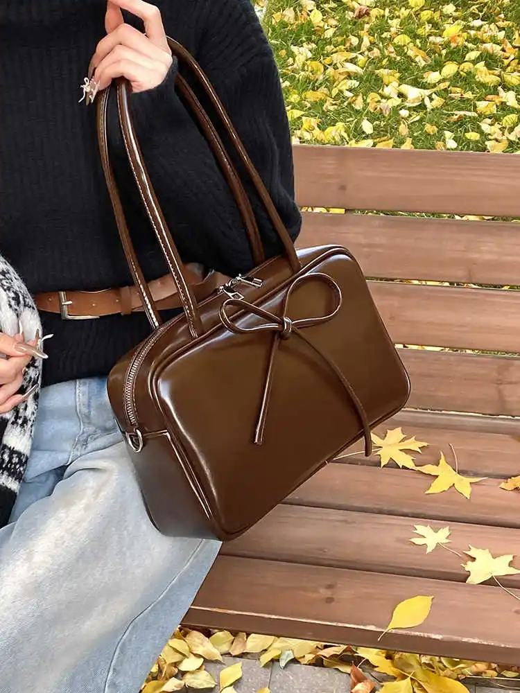 Texture Oil Wax Leather Large Capacity Underarm Bag Women Retro Bow Square Bag Autumn Winter Versatile Shoulder Crossbody Bag
Texture Oil Wax Leather Large Capacity Underarm Bag Women Retro Bow Square Bag Autumn Winter Versatile Shoulder Crossbody Bag