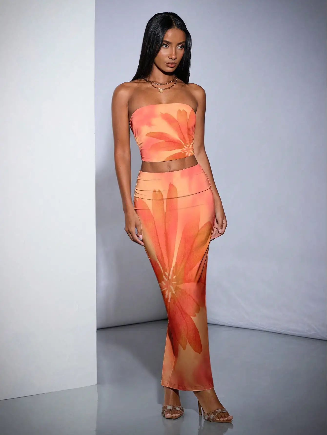 Women's Floral Print Strapless Crop Top and Maxi Skirt Set - Summer Casual Two-Piece Outfit
Women's Floral Print Strapless Crop Top and Maxi Skirt Set - Summer Casual Two-Piece Outfit