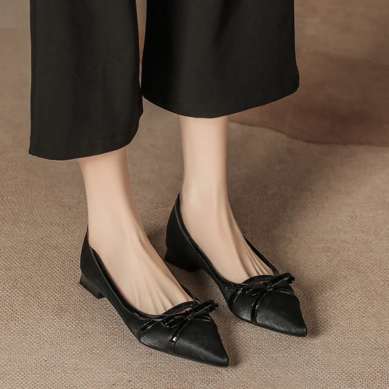 Women's bow-tie pointed-toe low-heel shallow black high-heeled shoes with soft soles for commuting, chunky heel fashion shoes
Women's bow-tie pointed-toe low-heel shallow black high-heeled shoes with soft soles for commuting, chunky heel fashion shoes