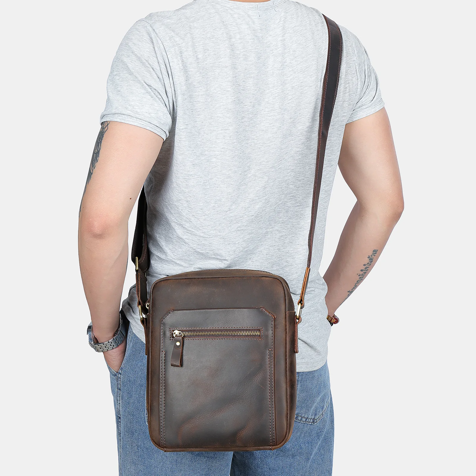 Genuine leather men's vertical crossbody bag, high-end crazy horse leather large-capacity square single-shoulder crossbody bag
Genuine leather men's vertical crossbody bag, high-end crazy horse leather large-capacity square single-shoulder crossbody bag