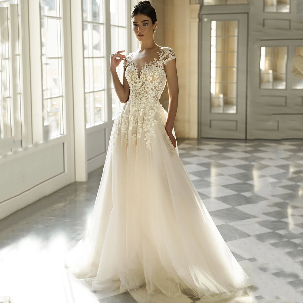 Modern Appliques Tulle Sheer V-Neck Wedding Dress Customized A-Line Cap Sleeves Bridal Gowns with Button Back Vestido De Novia
Modern Appliques Tulle Sheer V-Neck Wedding Dress Customized A-Line Cap Sleeves Bridal Gowns with Button Back Vestido De Novia