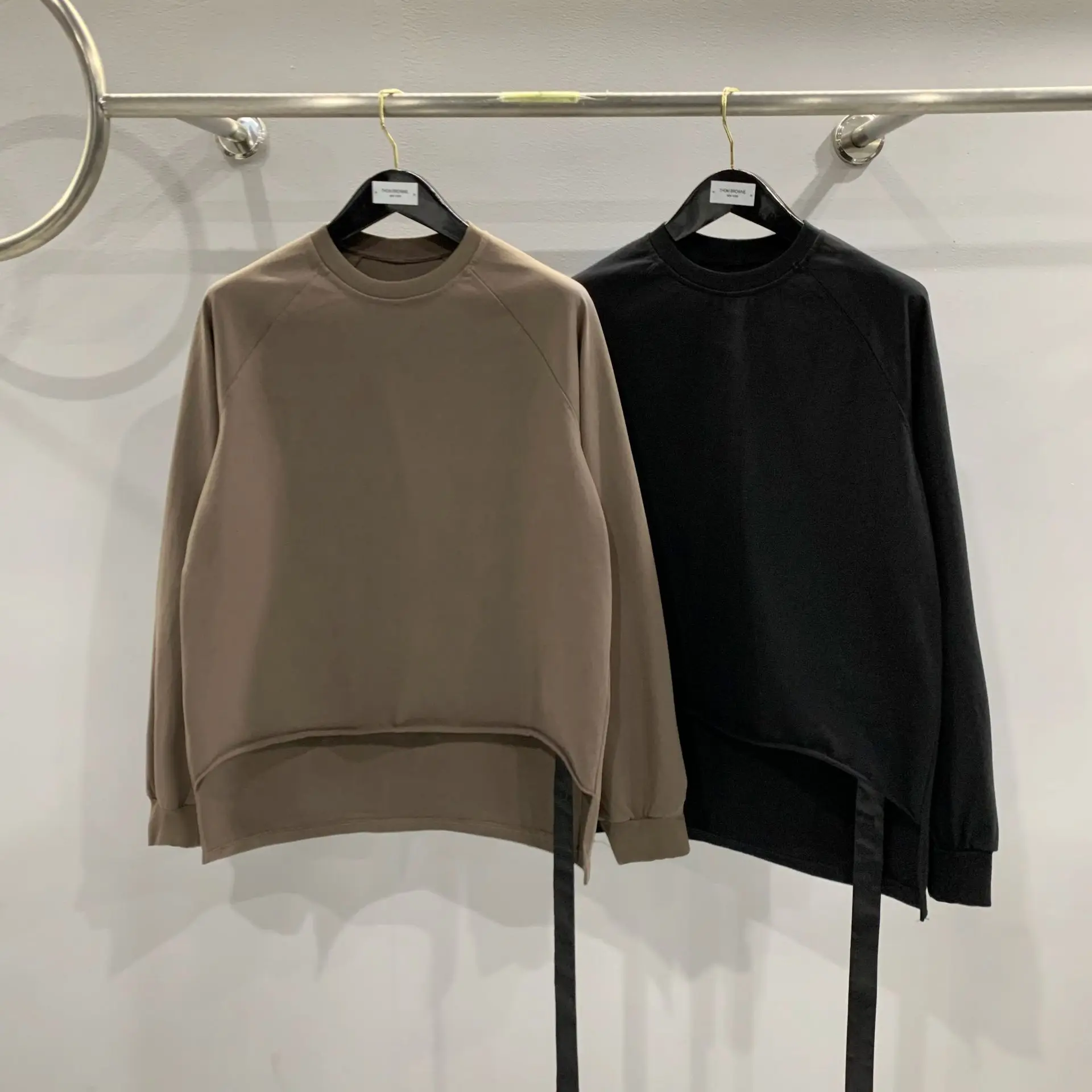 2023 R0 Black Dark Autumn Loose Fitting Sweater Solid Color Asymmetrical Back Sweatshirt
2023 R0 Black Dark Autumn Loose Fitting Sweater Solid Color Asymmetrical Back Sweatshirt