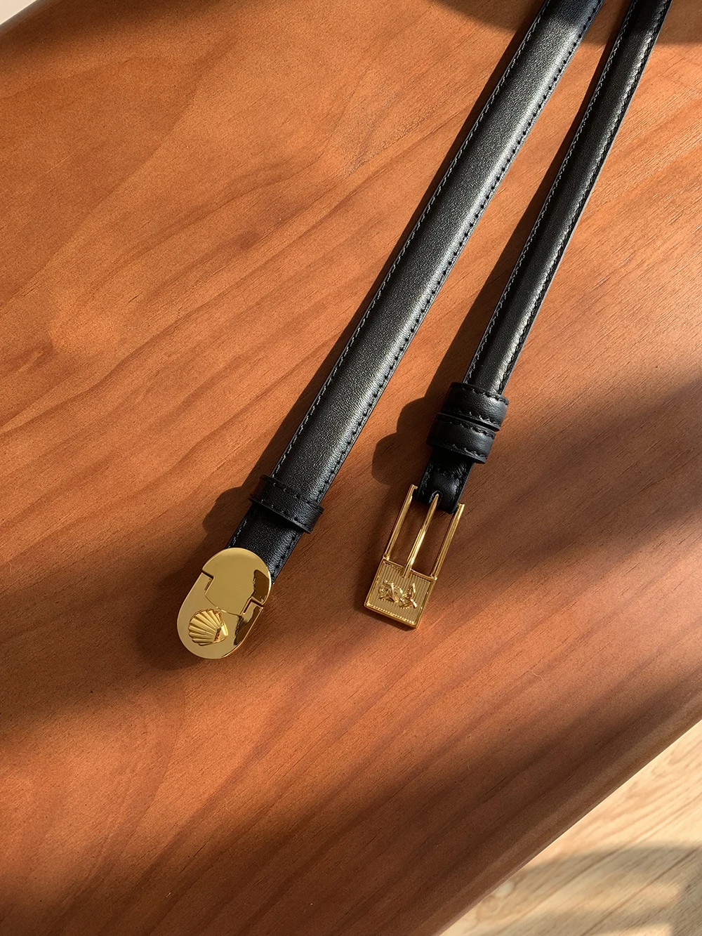 Тонкий женский кожаный ремень в винтажном стиле, пряжка из натуральной телячьей кожи с золотым тиснением, универсальный ремень для офисного платья, вечеринки
Тонкий женский кожаный ремень в винтажном стиле, пряжка из натуральной телячьей кожи с золотым тиснением, универсальный ремень для офисного платья, вечеринки