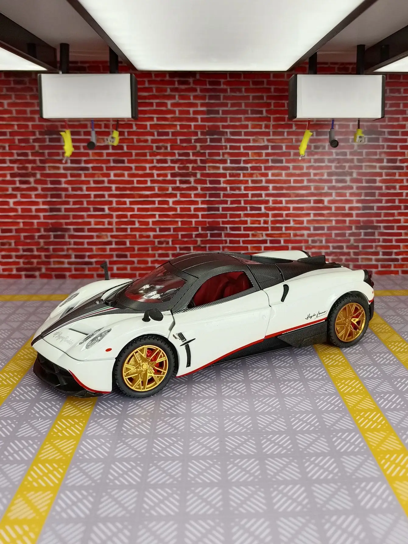 1:24 Pagani Huayra Alloy Car Model doors and the front hood and trunk door can be opened has sound and lighting functions
1:24 Pagani Huayra Alloy Car Model doors and the front hood and trunk door can be opened has sound and lighting functions