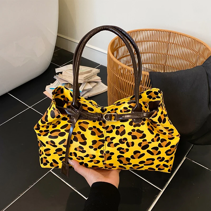 Large Capacity Tote Bag Female Khaki Leopard Shoulder Bag Animal Printing Pu Leather Handbag Europe and America Commute Bag Lady
Large Capacity Tote Bag Female Khaki Leopard Shoulder Bag Animal Printing Pu Leather Handbag Europe and America Commute Bag Lady