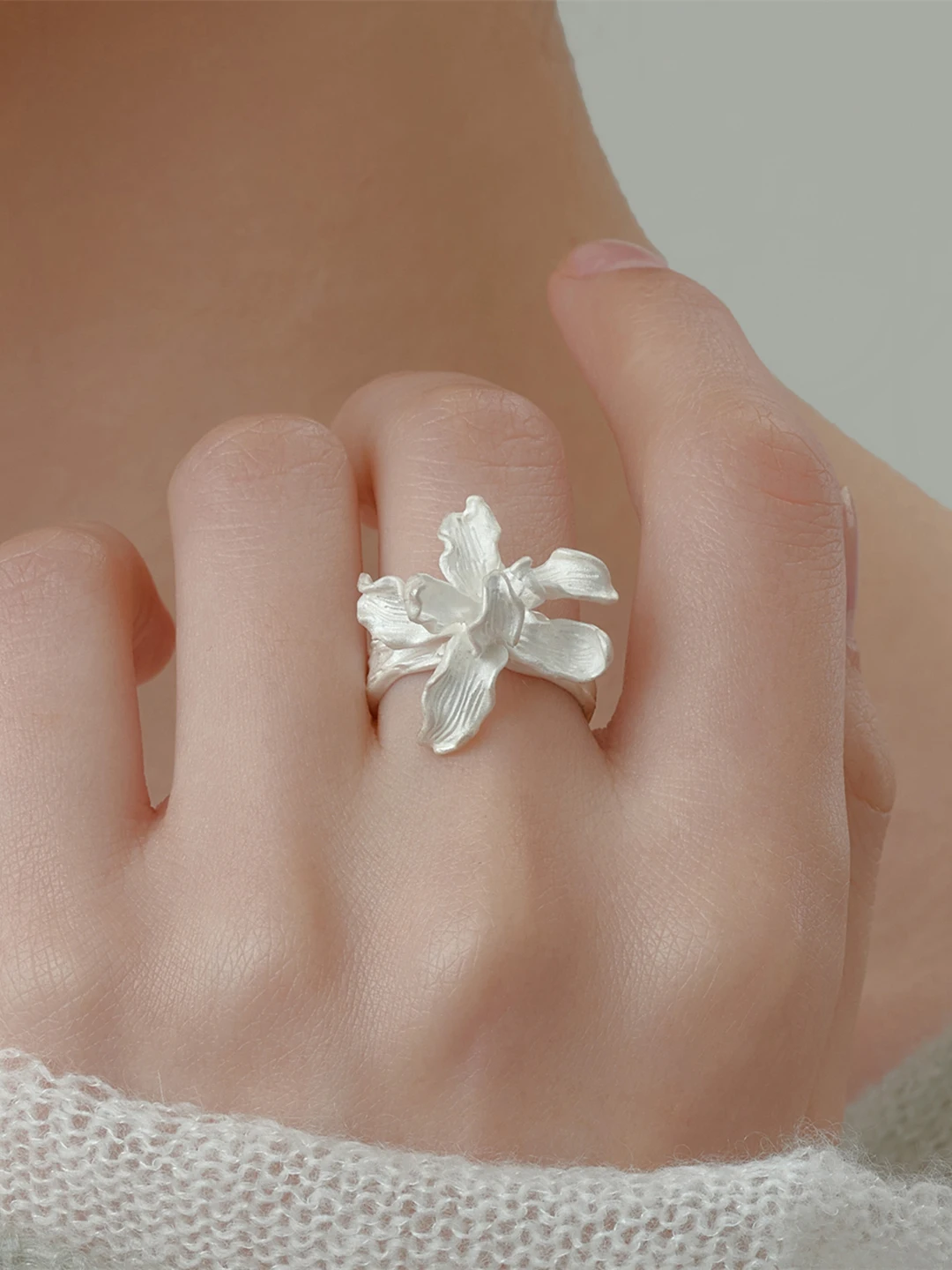 Fanling Pure Silver Iris Flower Ring for Women Open Style White Burning Heavy Design Fashionable Jewelry Casual Wear
Fanling Pure Silver Iris Flower Ring for Women Open Style White Burning Heavy Design Fashionable Jewelry Casual Wear