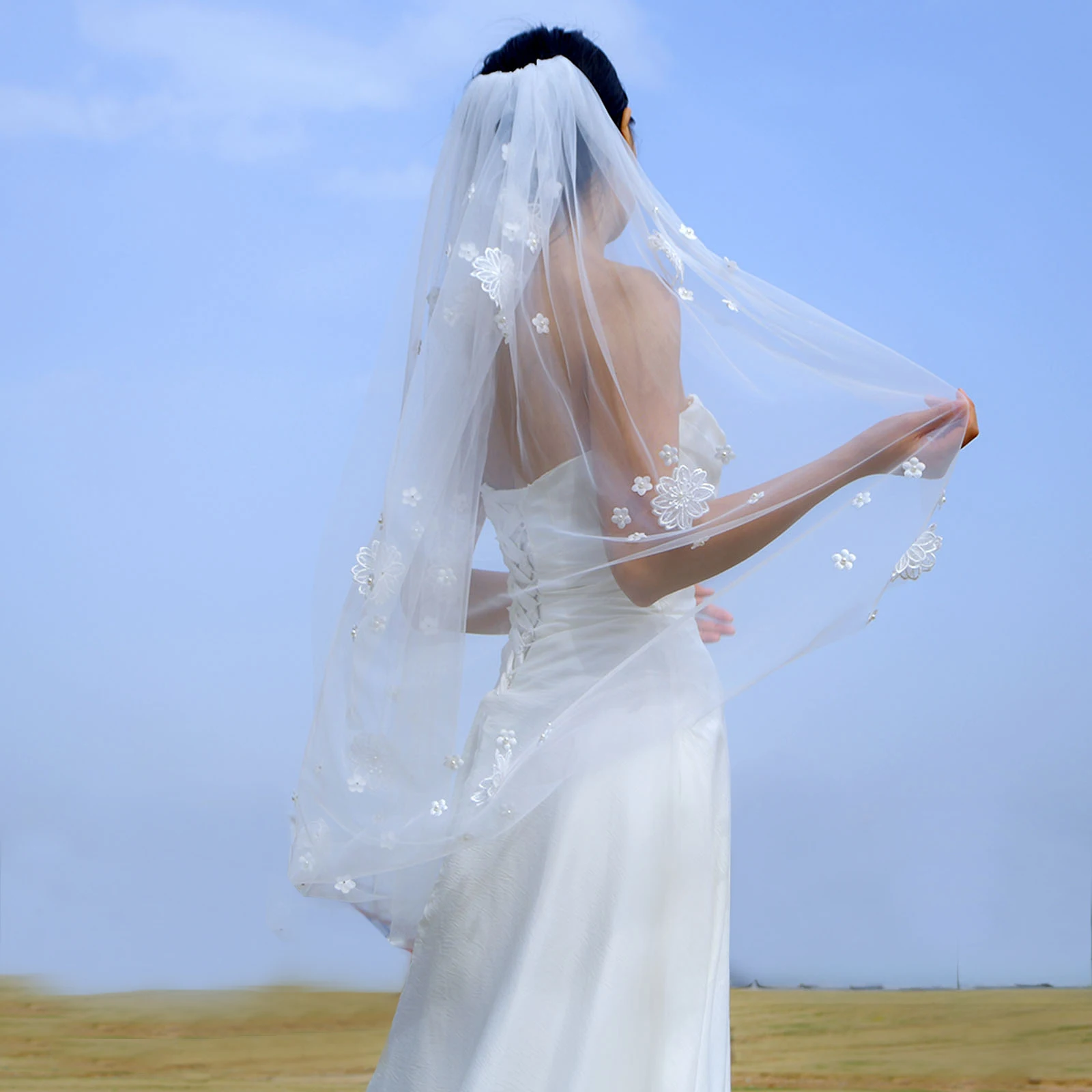 TOPQUEEN Короткая фата с 3d аппликацией из жемчужного тюля, мягкая свадебная фата с расческой, фата, настраиваемая M114A
TOPQUEEN Короткая фата с 3d аппликацией из жемчужного тюля, мягкая свадебная фата с расческой, фата, настраиваемая M114A