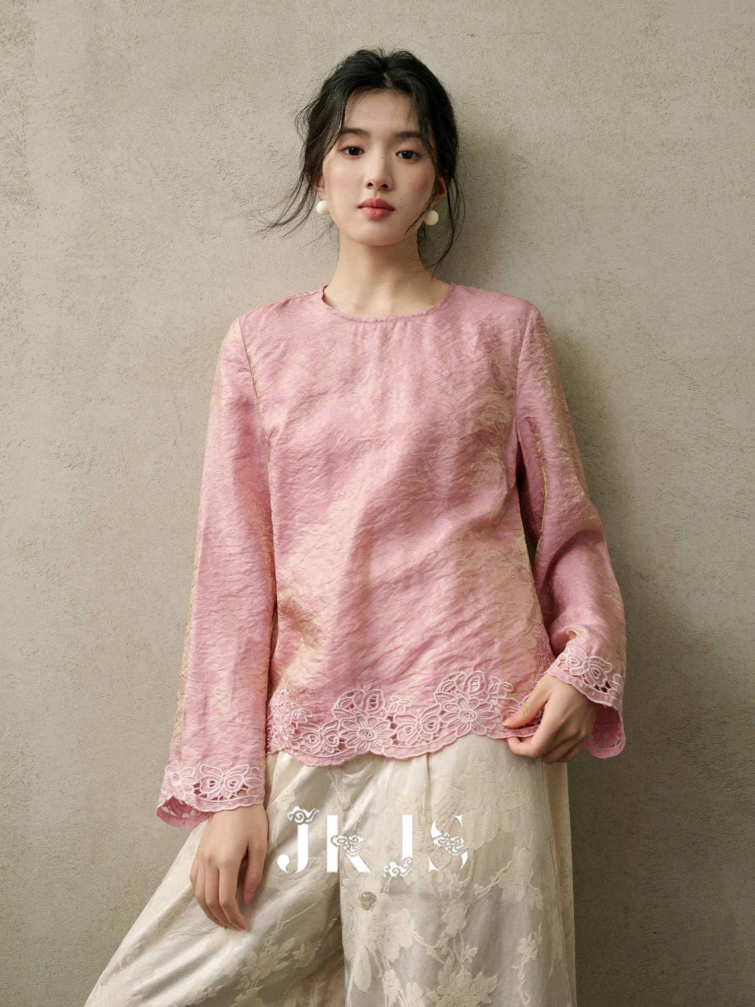 Новая китайская женская блузка с длинным рукавом, свободного кроя, повседневный топ, модный дизайн, традиционный национальный стиль, весна 2026
Новая китайская женская блузка с длинным рукавом, свободного кроя, повседневный топ, модный дизайн, традиционный национальный стиль, весна 2026