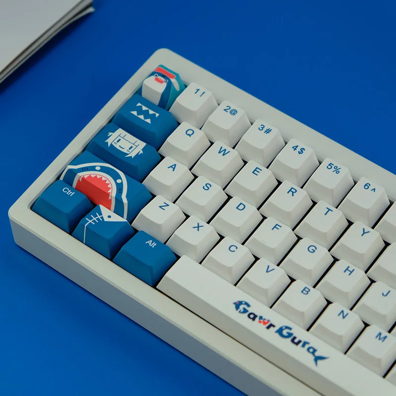 GMK Alter Rainbow EVA NO.1 Bear Gura 129 клавиш Cherry Profile PBT колпачки для MX Switch GK61 NT75 C64 Механическая клавиатура на заказ
GMK Alter Rainbow EVA NO.1 Bear Gura 129 клавиш Cherry Profile PBT колпачки для MX Switch GK61 NT75 C64 Механическая клавиатура на заказ