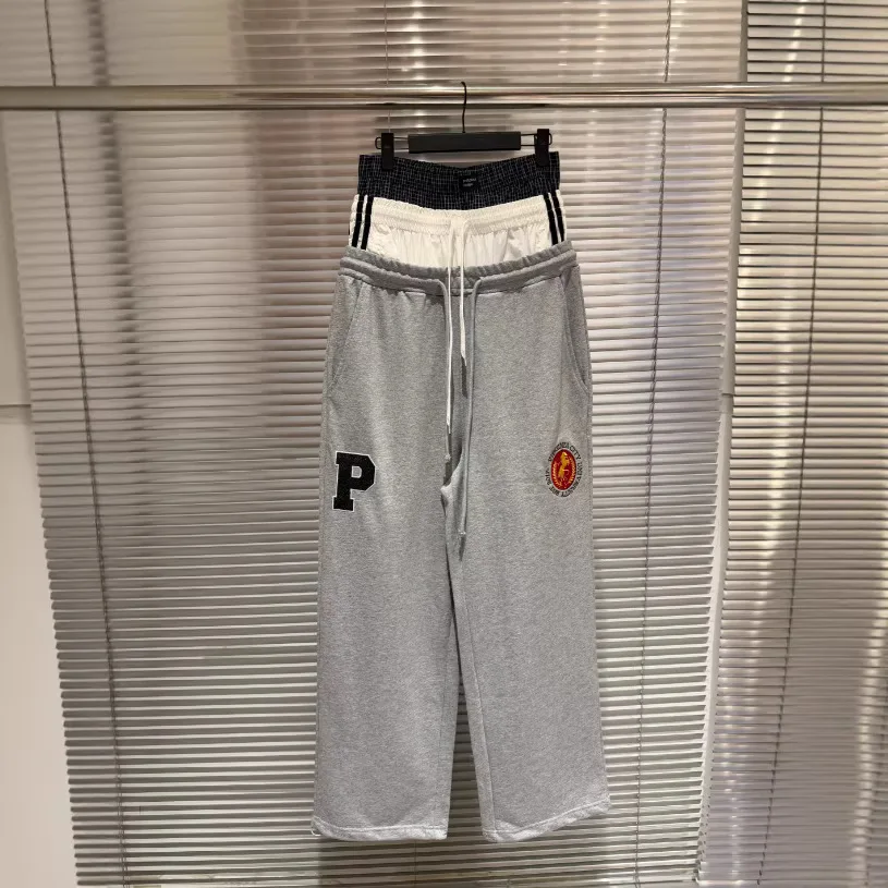 Спортивные брюки-тройка с вышивкой в виде логотипа скачущей лошади, лимитированная серия Vandythepink, коллекция 2026 года
Спортивные брюки-тройка с вышивкой в виде логотипа скачущей лошади, лимитированная серия Vandythepink, коллекция 2026 года