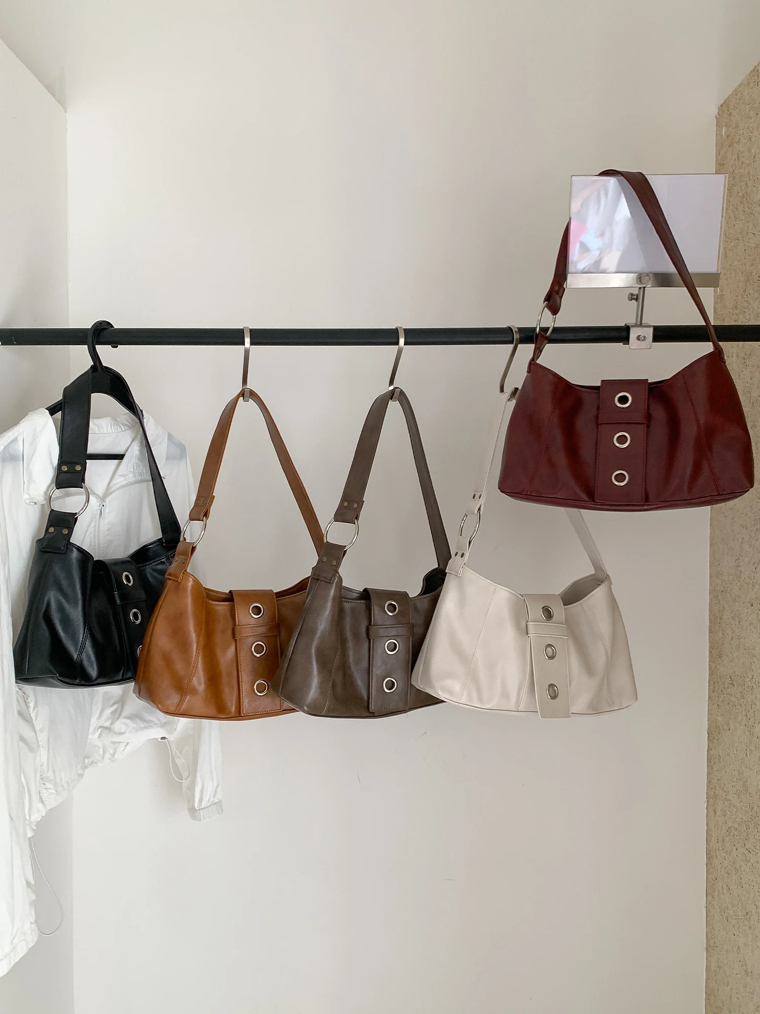 Faionable Korean Sle Flip Cover Design Underarm Bag New Advanced Sensation Versatile Handbag Single oulder Bag for Women
Faionable Korean Sle Flip Cover Design Underarm Bag New Advanced Sensation Versatile Handbag Single oulder Bag for Women