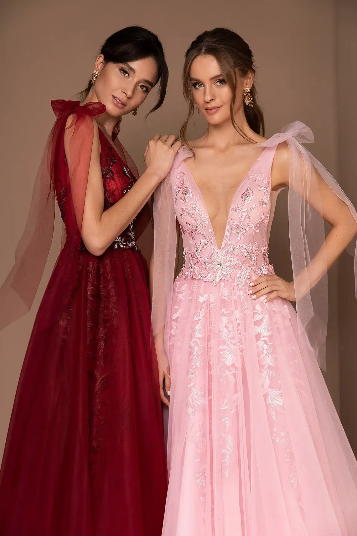Elegant Lace Evening Dresses 2023 Deep V Neck Applique Long Sleeveless Boho Tulle Beaded A Line Formal Party Prom Gowns Occasion
Elegant Lace Evening Dresses 2023 Deep V Neck Applique Long Sleeveless Boho Tulle Beaded A Line Formal Party Prom Gowns Occasion