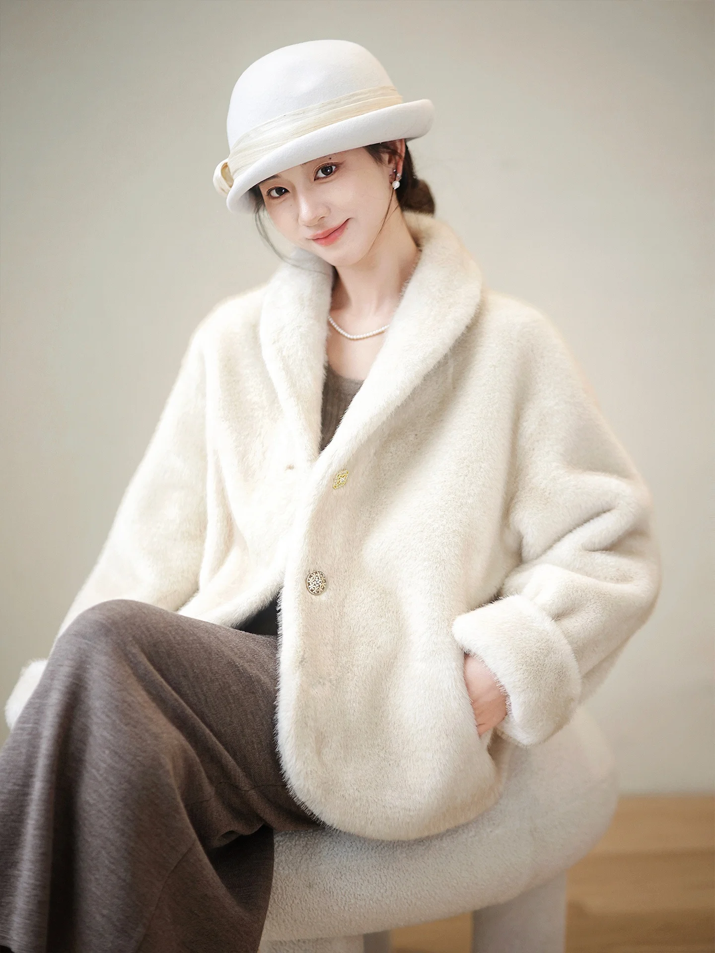 Eco-Friendly Thiened Anti-Wind Warmth Loing Lazy Sle Long Sve Fur Coat for Young Women Stand Fit Winter Coat
Eco-Friendly Thiened Anti-Wind Warmth Loing Lazy Sle Long Sve Fur Coat for Young Women Stand Fit Winter Coat