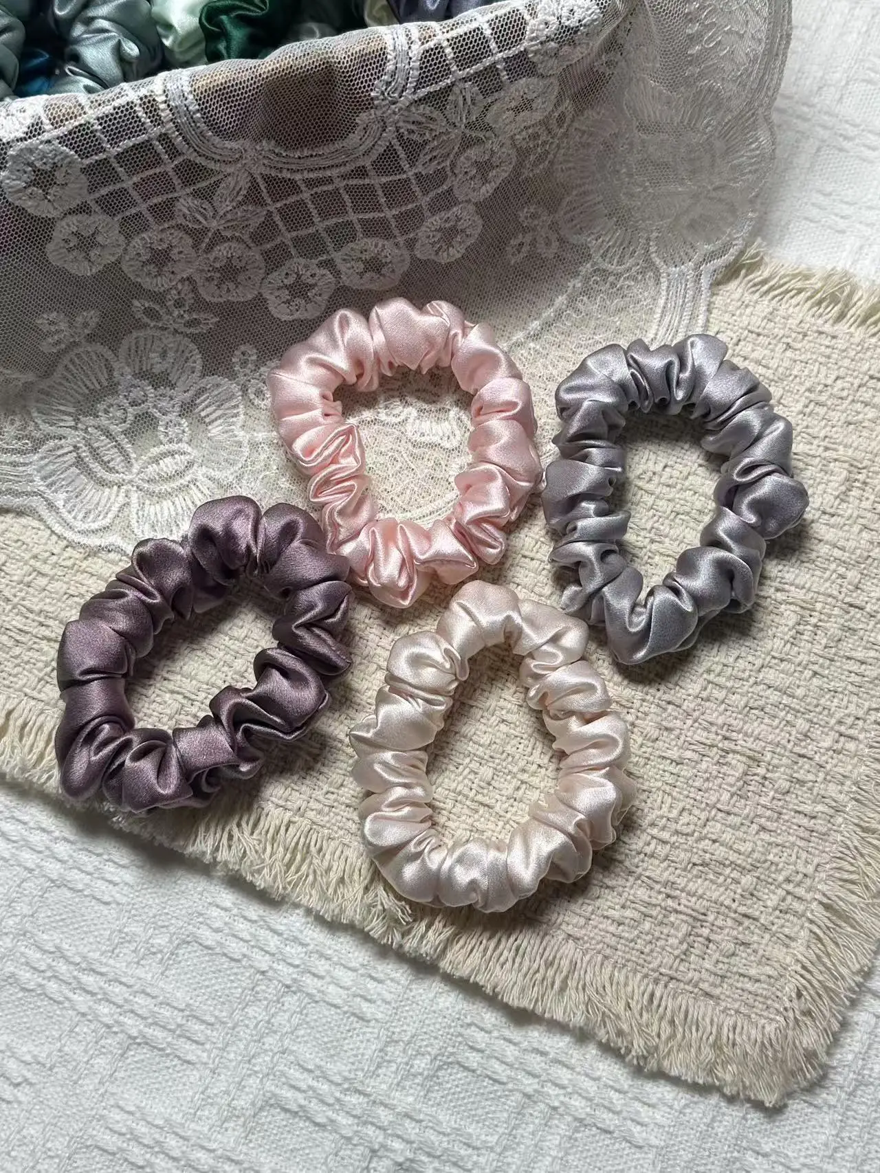 4-Piece Set of Women's 100% Mulberry Silk Hair Ties, High Elasticity Silk Hair Ties
4-Piece Set of Women's 100% Mulberry Silk Hair Ties, High Elasticity Silk Hair Ties
