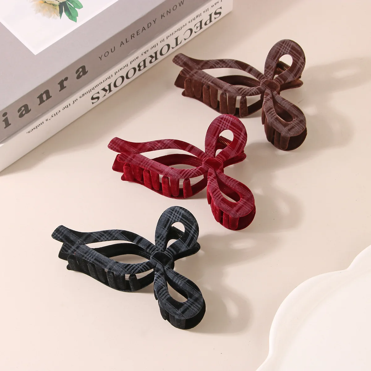 NEW Autumn and Winter Velvet Bow Hair Claw 11CM Large Plaid Pattern Claw Clip Crab Hair Clip for Women Girls Hair Accessories
NEW Autumn and Winter Velvet Bow Hair Claw 11CM Large Plaid Pattern Claw Clip Crab Hair Clip for Women Girls Hair Accessories