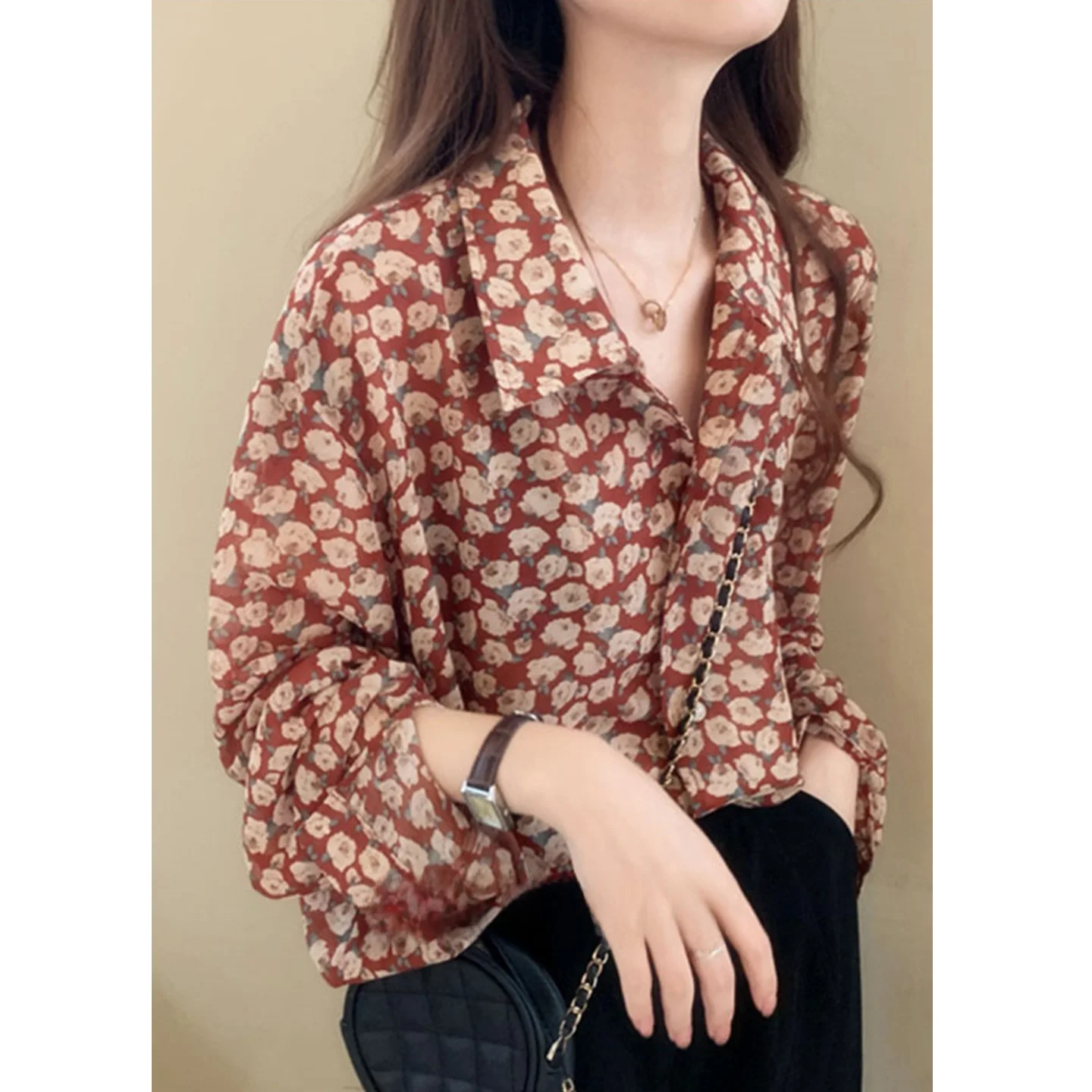 Ретро-топ в гонконгском стиле с цветочным принтом для женщин, базовый слой, дизайнерская новинка, осенняя коллекция, повседневный образ
Ретро-топ в гонконгском стиле с цветочным принтом для женщин, базовый слой, дизайнерская новинка, осенняя коллекция, повседневный образ