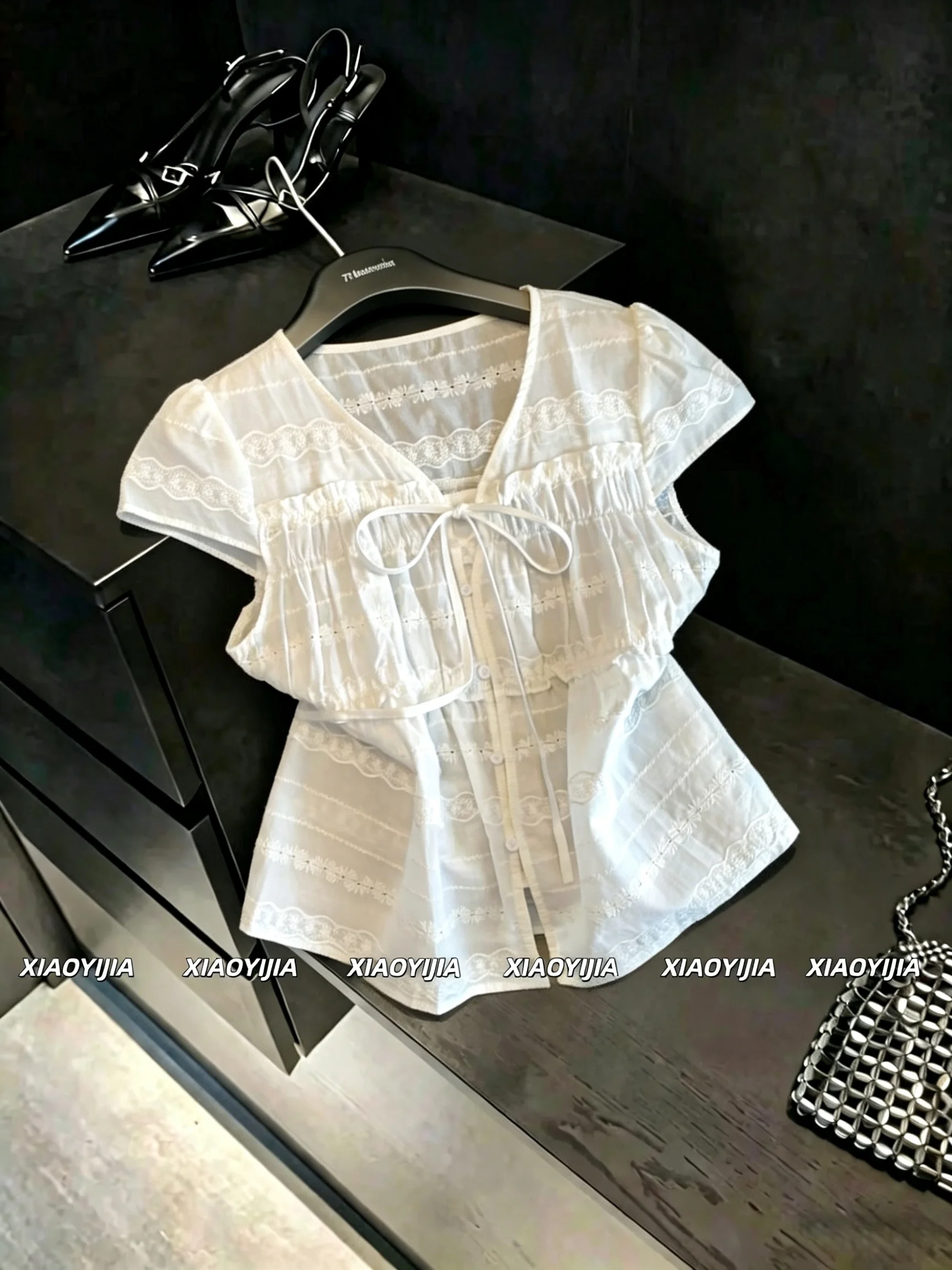 Elegant V-neck Short Sleeve Embroidered Shirt Women's Fashion 2026 Summer New Unique High-grade Slimming Top Knot
Elegant V-neck Short Sleeve Embroidered Shirt Women's Fashion 2026 Summer New Unique High-grade Slimming Top Knot
