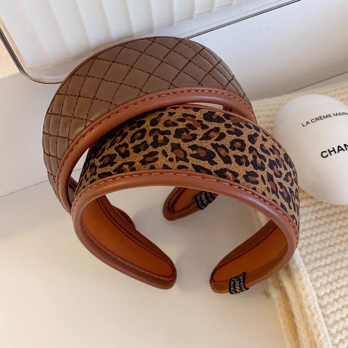 2 шт., винтажная расширенная высококачественная леопардовая широкая повязка для волос из искусственной кожи для женщин и девочек, корейский топ, модные обручи для волос, повязка на голову, аксессуары
2 шт., винтажная расширенная высококачественная леопардовая широкая повязка для волос из искусственной кожи для женщин и девочек, корейский топ, модные обручи для волос, повязка на голову, аксессуары