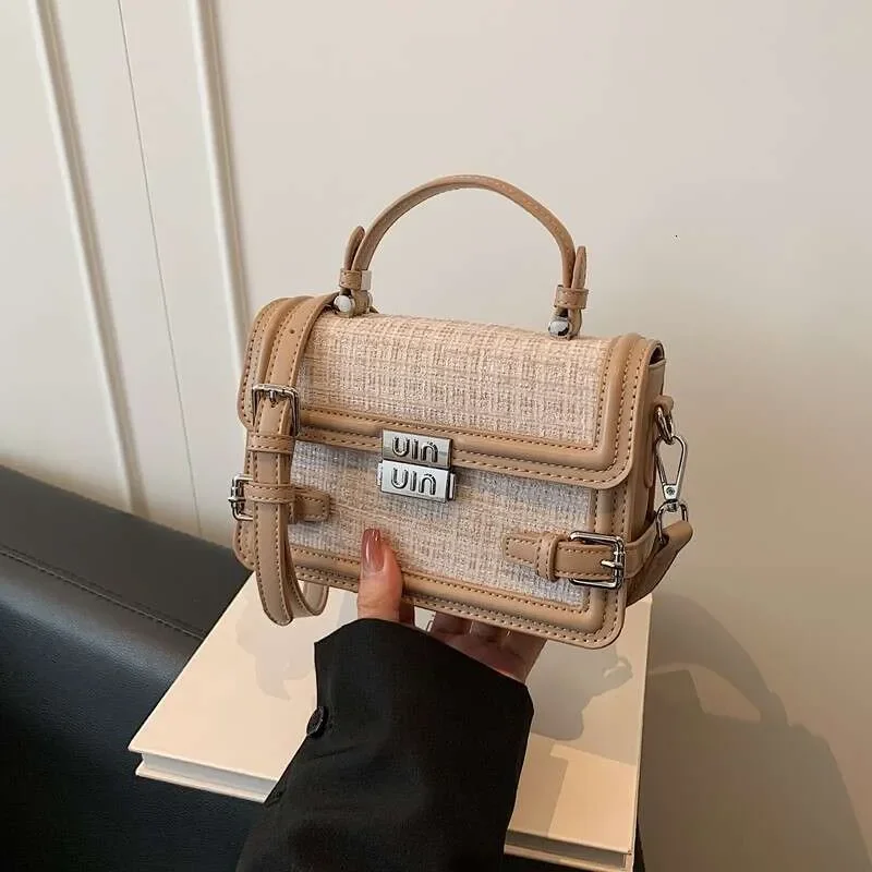 Fashion Designer Bags Shoulder Bag for Women Evening Bags 2025 Fashion New Womens Bag Metal Textured Small Square with Lock Larg
Fashion Designer Bags Shoulder Bag for Women Evening Bags 2025 Fashion New Womens Bag Metal Textured Small Square with Lock Larg