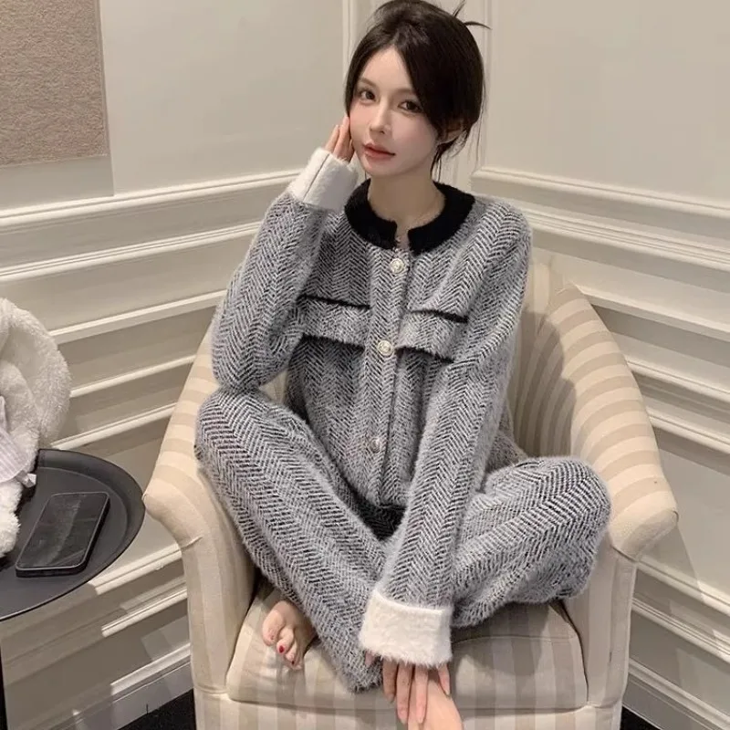 New Pajamas Women's Autumn Winter Coral Fleece Thickened Warm Comfortable High-end Large-size Loungewear Set Can Be Worn Outside
New Pajamas Women's Autumn Winter Coral Fleece Thickened Warm Comfortable High-end Large-size Loungewear Set Can Be Worn Outside