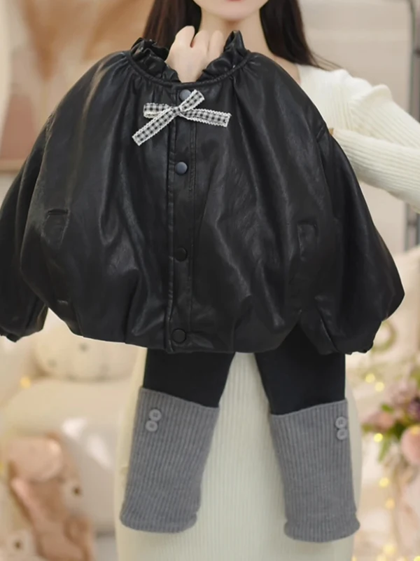 Новый осенне-зимний комплект для девочек: теплый кожаный костюм-двойка в корейском стиле с длинными рукавами и пуговицами, на подкладке.
Новый осенне-зимний комплект для девочек: теплый кожаный костюм-двойка в корейском стиле с длинными рукавами и пуговицами, на подкладке.