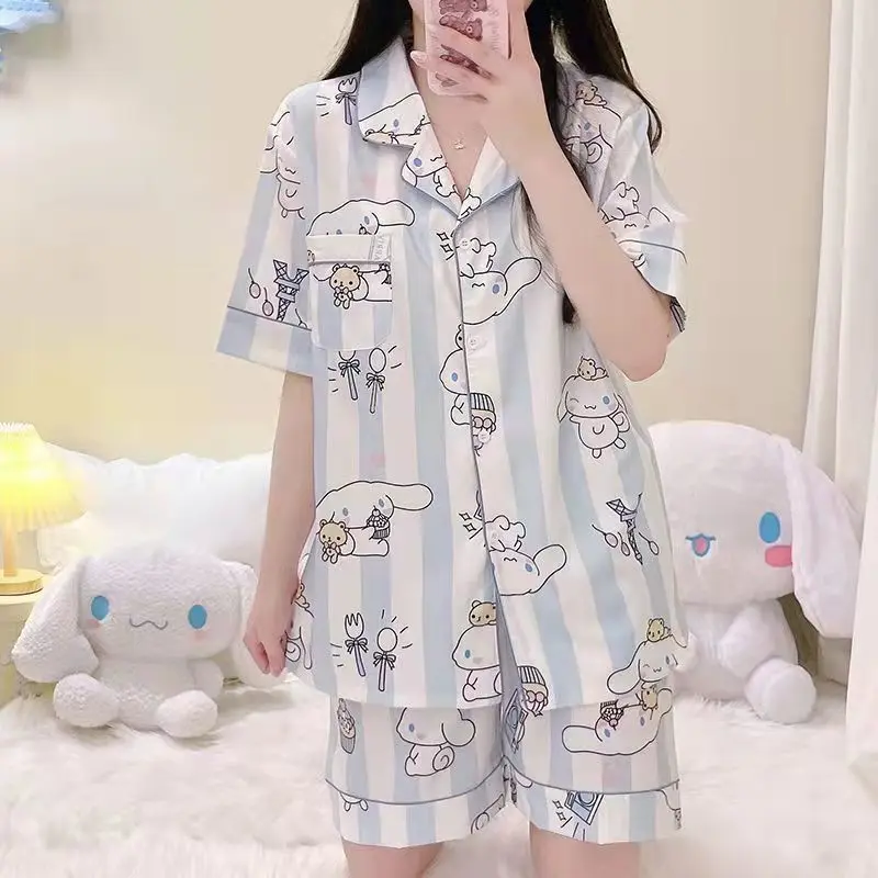Женский пижамный комплект Cinnamoroll Kuromi Sanrio, тонкий, с коротким рукавом, модный, свободный, повседневный, для девочек, студенток, домашняя одежда
Женский пижамный комплект Cinnamoroll Kuromi Sanrio, тонкий, с коротким рукавом, модный, свободный, повседневный, для девочек, студенток, домашняя одежда