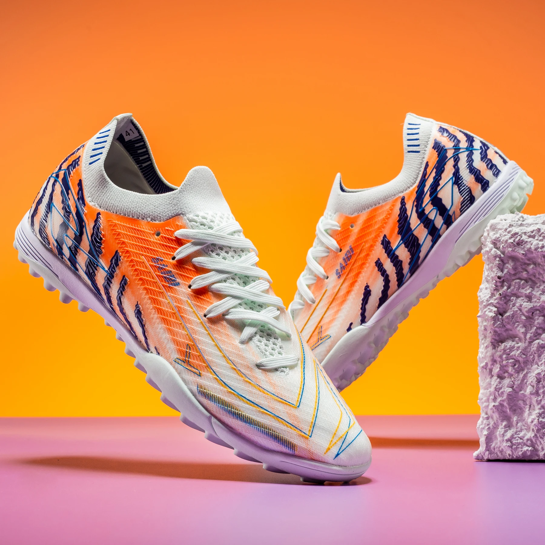 Low-top football shoes FG long studs and TF short studs,suitable for both men and women,available in four colors to choose from.
Low-top football shoes FG long studs and TF short studs,suitable for both men and women,available in four colors to choose from.