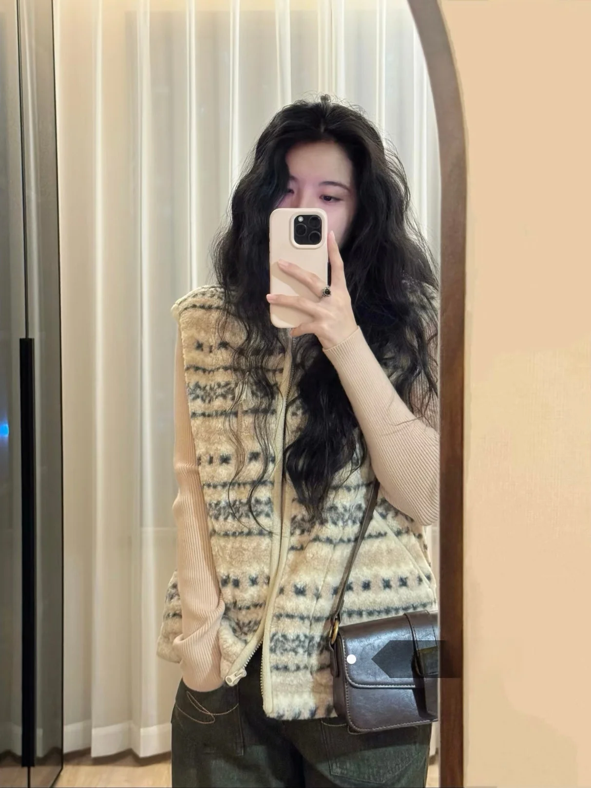 Женский жилет из овечьей шерсти в стиле ретро Fair Isle, весенний, высококачественный, утепленный, с воротником-стойкой, открытый кардиган, теплая верхняя одежда для многослойных образов
Женский жилет из овечьей шерсти в стиле ретро Fair Isle, весенний, высококачественный, утепленный, с воротником-стойкой, открытый кардиган, теплая верхняя одежда для многослойных образов