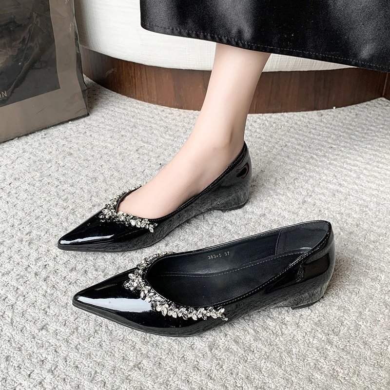 2025 Fashionable Rhinestone Shallow Mouth Flat Shoes for Women in SpringSummer New Pointed Toe Comfortable and Sexy Single Shoes
2025 Fashionable Rhinestone Shallow Mouth Flat Shoes for Women in SpringSummer New Pointed Toe Comfortable and Sexy Single Shoes