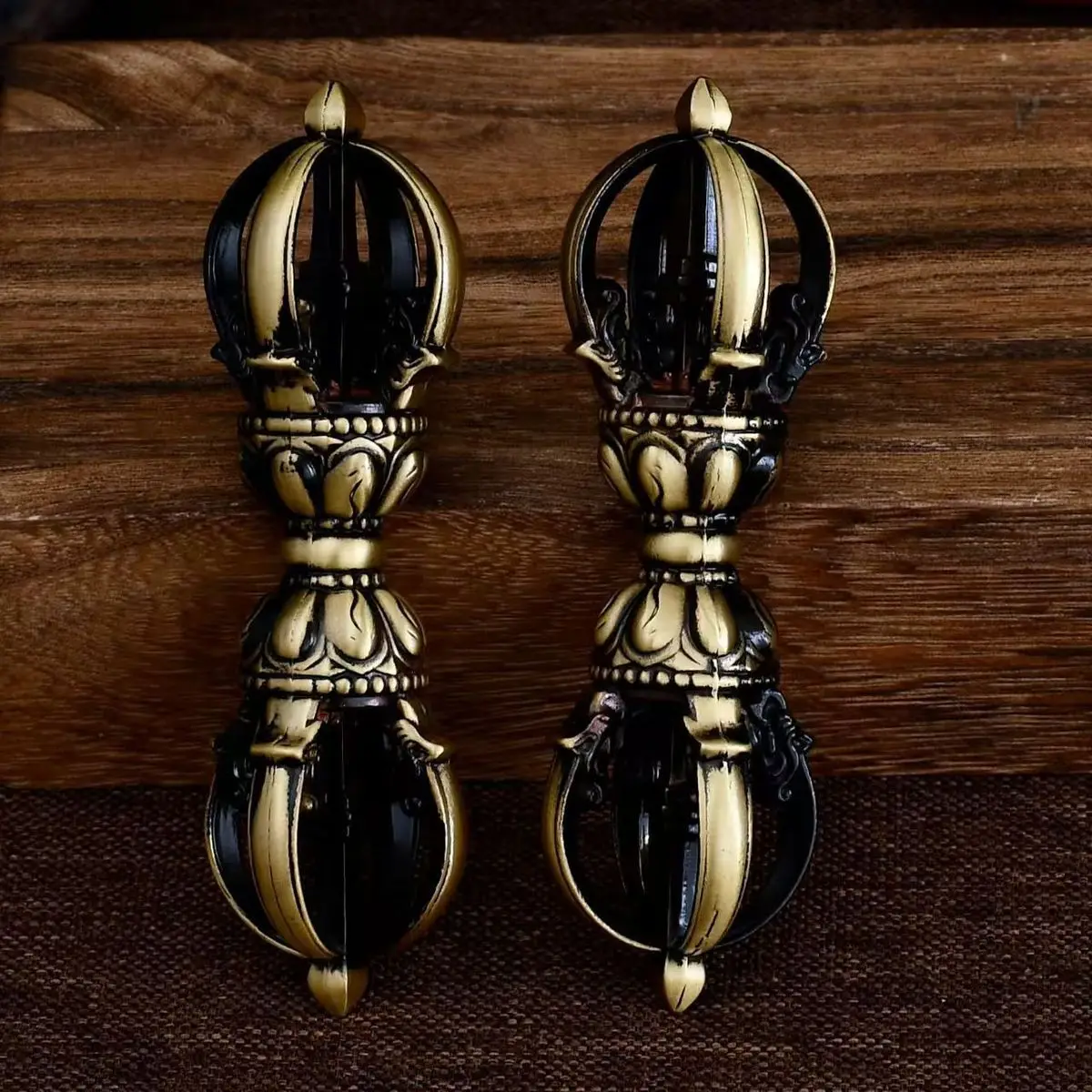 Tibet Tibetan Vajra five-pronged dharma instrument Statue Ornament Home Office Cabinet Deco Desktop Decor Figurines
Tibet Tibetan Vajra five-pronged dharma instrument Statue Ornament Home Office Cabinet Deco Desktop Decor Figurines