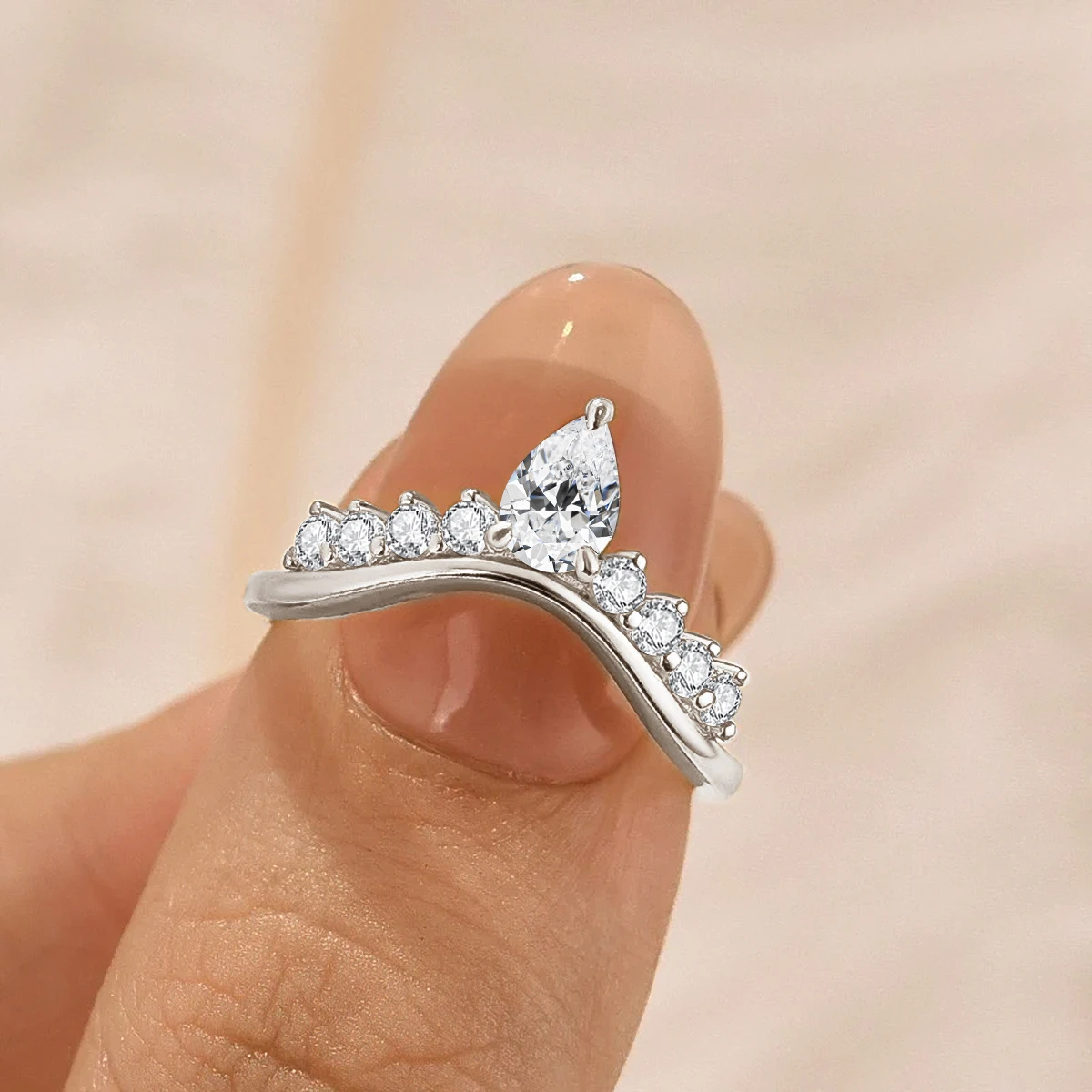 V-образные кольца из стерлингового серебра 925 пробы для женщин, кольцо с короной из муассанита грушевидной огранки, обручальное свадебное кольцо высокого качества, ювелирные изделия
V-образные кольца из стерлингового серебра 925 пробы для женщин, кольцо с короной из муассанита грушевидной огранки, обручальное свадебное кольцо высокого качества, ювелирные изделия
