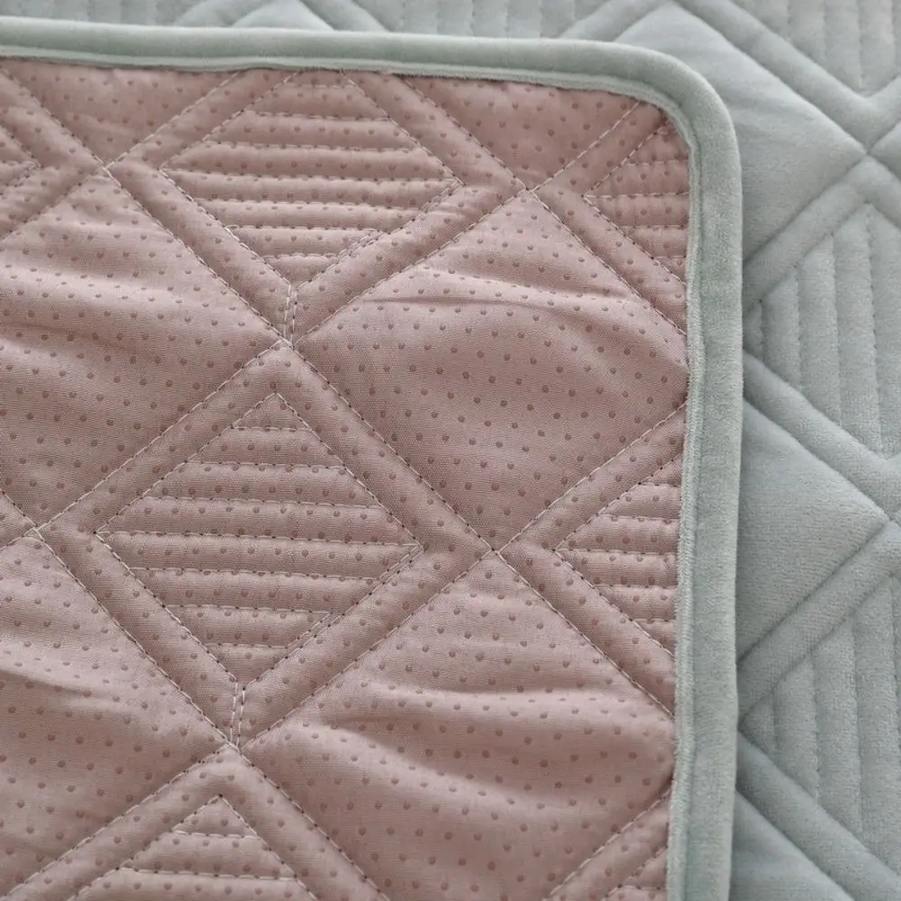 Modern Minimalist European Style Sofa Cover Thickened Quilted Pattern Couch Covers Non-Slip Soft Seat Cushion Four Seasons
Modern Minimalist European Style Sofa Cover Thickened Quilted Pattern Couch Covers Non-Slip Soft Seat Cushion Four Seasons