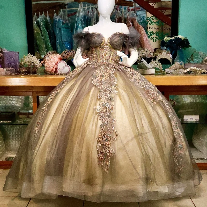 Customized champagne gold Quinceanera Dresses Off the Shoulder glitter applique Tull Long tail Lace Vestido 15 Quinceanera
Customized champagne gold Quinceanera Dresses Off the Shoulder glitter applique Tull Long tail Lace Vestido 15 Quinceanera