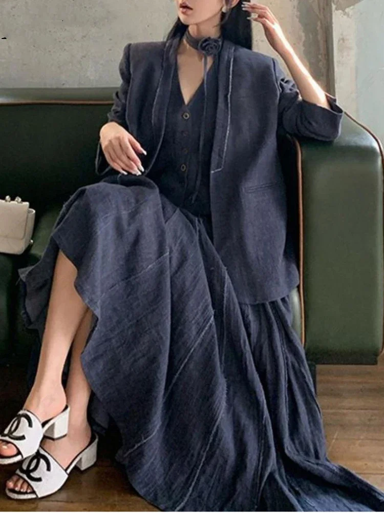 New Gray Low-key High-end Style Exudes A Slimming And Casual Temperament, Fashionable And Niche Outerwear Three Piece Set
New Gray Low-key High-end Style Exudes A Slimming And Casual Temperament, Fashionable And Niche Outerwear Three Piece Set