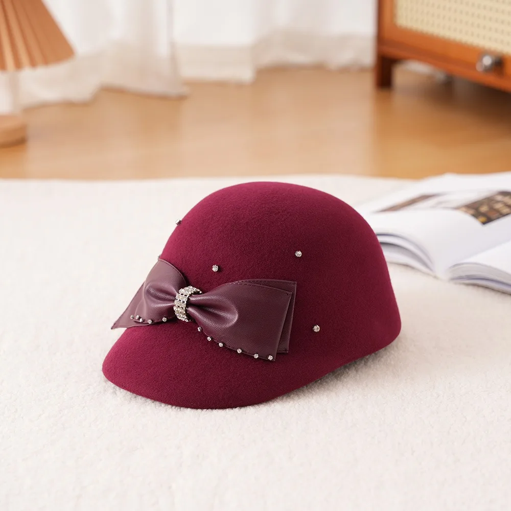 Женская шерстяная шапка дерби | Стиль Одри с хрустальным и кожаным бантом | Французский винтажный дизайн с короткими полями
Женская шерстяная шапка дерби | Стиль Одри с хрустальным и кожаным бантом | Французский винтажный дизайн с короткими полями