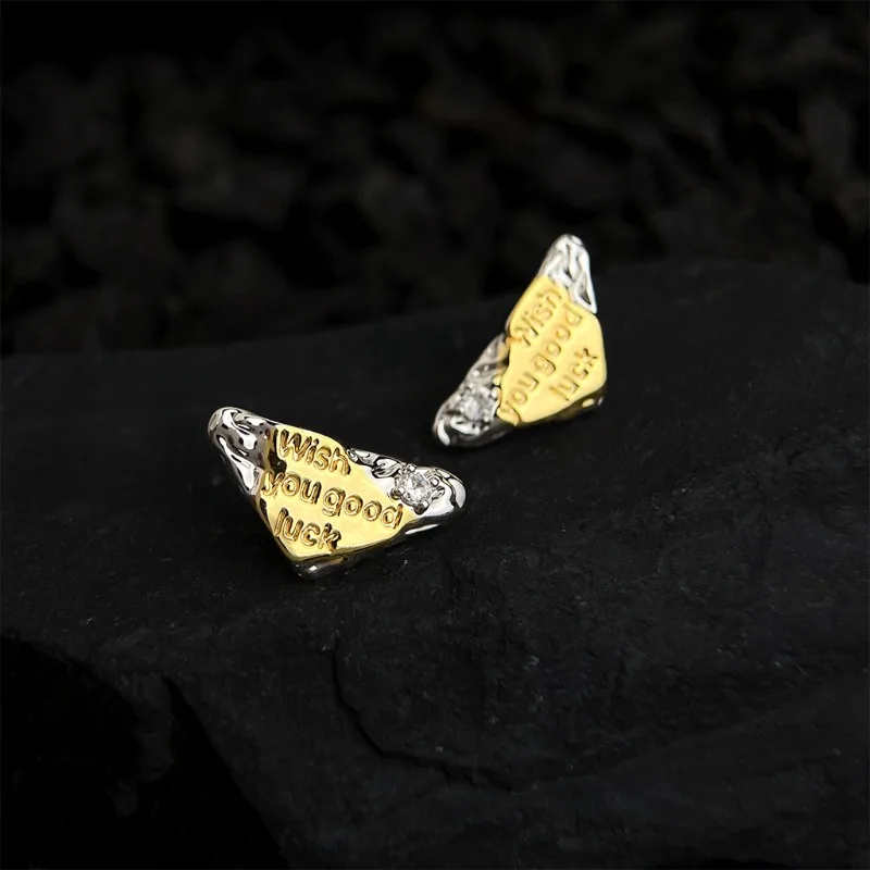 Two-Tone Distressed Triangle Earrings Geometric Zircon Stud Jewelry Niche Fashion Elegant for Women
Two-Tone Distressed Triangle Earrings Geometric Zircon Stud Jewelry Niche Fashion Elegant for Women