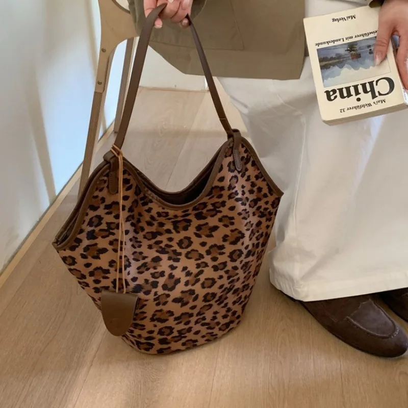 Women's Leopard Print Large Tote Shoulder Bag, Casual Carryall for Daily Office, Streetwear, Weekend Travel & Errands Handbags
Women's Leopard Print Large Tote Shoulder Bag, Casual Carryall for Daily Office, Streetwear, Weekend Travel & Errands Handbags