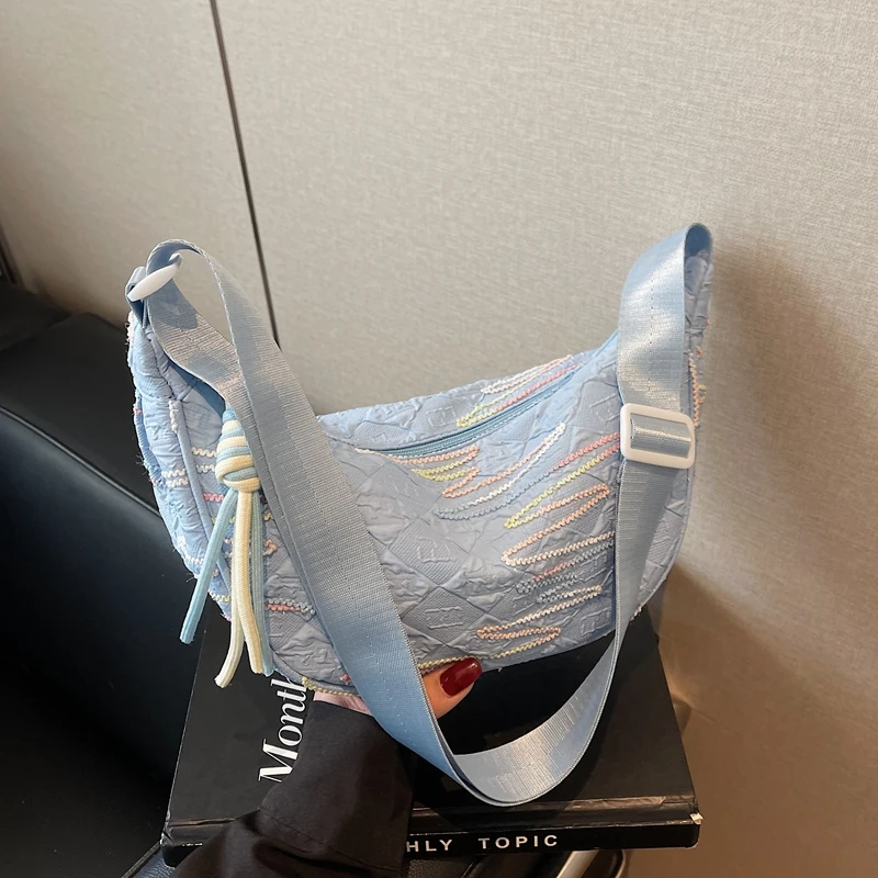 Новые однотонные сумки через плечо с застежкой-молнией, большая вместимость, новинка 2025, сумки для женщин, универсальные простые мягкие сумки на плечо
Новые однотонные сумки через плечо с застежкой-молнией, большая вместимость, новинка 2025, сумки для женщин, универсальные простые мягкие сумки на плечо