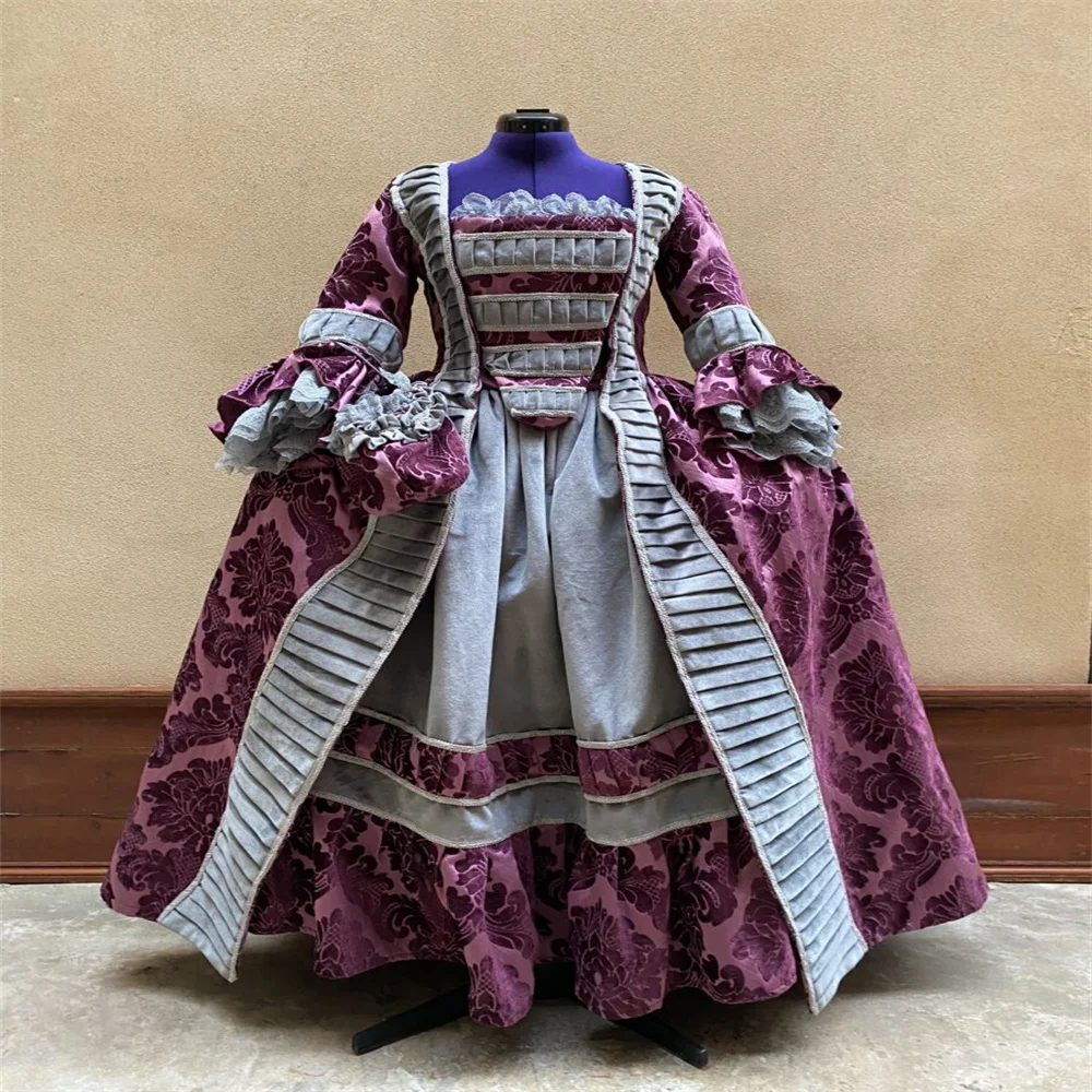 1770-е годы женский костюм Марии-Антуанетты в стиле рококо, роскошное бальное платье для венецианского маскарада
1770-е годы женский костюм Марии-Антуанетты в стиле рококо, роскошное бальное платье для венецианского маскарада