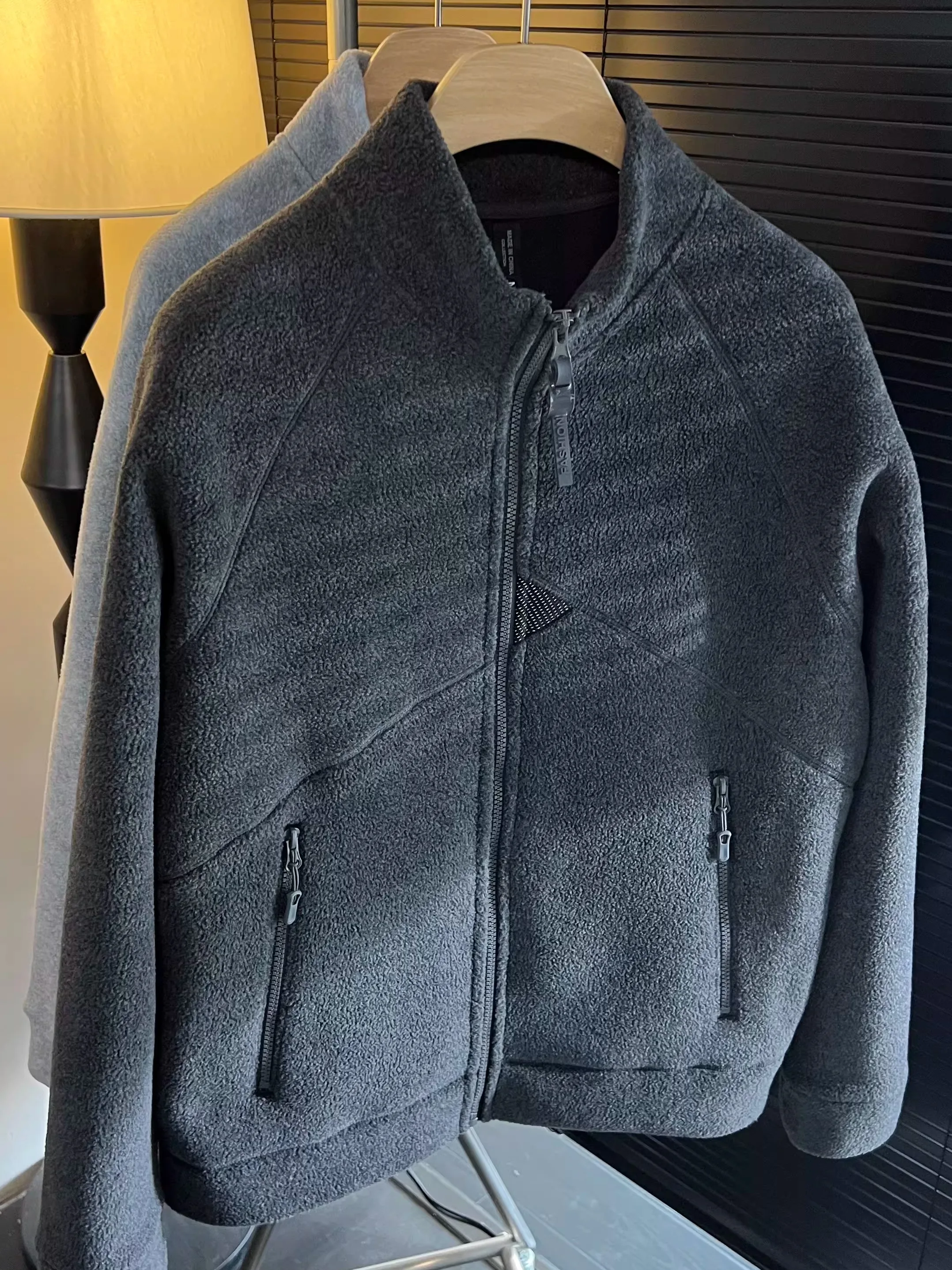 Утепленная двусторонняя флисовая повседневная мужская куртка с воротником-стойкой, 3D-кроем, теплая, для отдыха, модная, на молнии, с длинными рукавами
Утепленная двусторонняя флисовая повседневная мужская куртка с воротником-стойкой, 3D-кроем, теплая, для отдыха, модная, на молнии, с длинными рукавами