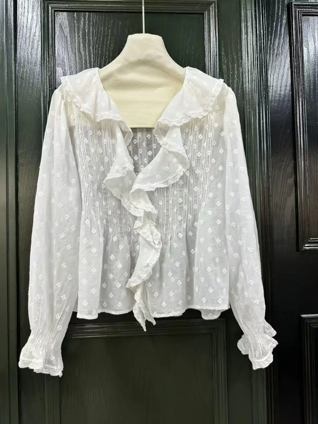 Embroidery Design Women White Shirt 2026 New Ruffles Spliced V-Neck Flare Sleeve Single Breasted Casual Female Blouse Top
Embroidery Design Women White Shirt 2026 New Ruffles Spliced V-Neck Flare Sleeve Single Breasted Casual Female Blouse Top
