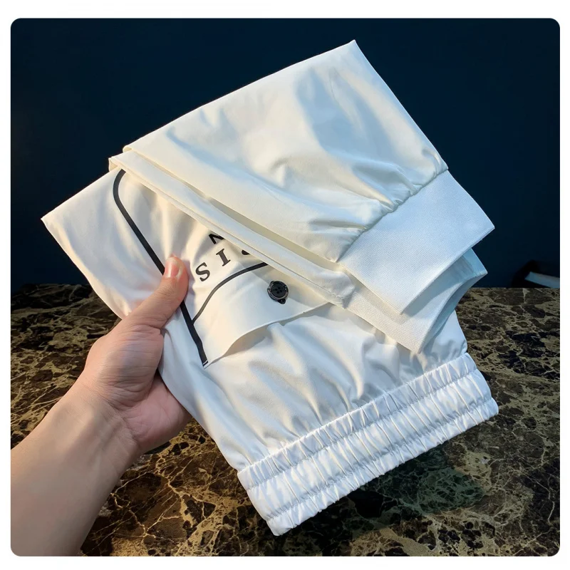 Летние ультратонкие спортивные повседневные брюки для мужчин, модные, легкие, роскошные, эластичные, дышащие, быстросохнущие облегающие брюки.
Летние ультратонкие спортивные повседневные брюки для мужчин, модные, легкие, роскошные, эластичные, дышащие, быстросохнущие облегающие брюки.