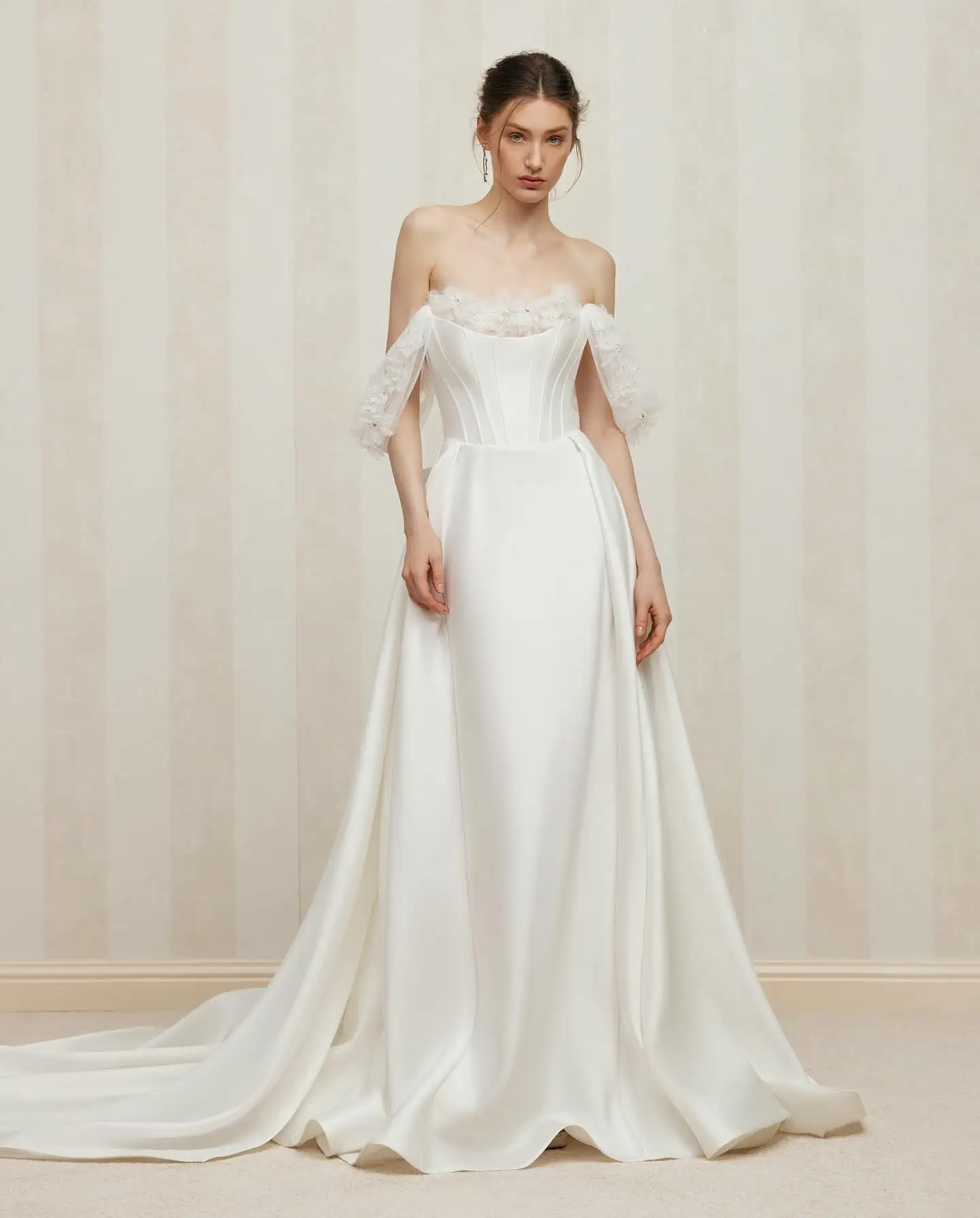 Vintage White Satin Wedding Dresses Lace Floral Appliques Bridal Gowns Off Shoulder Floor Length Customized Vestidos De Mariee
Vintage White Satin Wedding Dresses Lace Floral Appliques Bridal Gowns Off Shoulder Floor Length Customized Vestidos De Mariee
