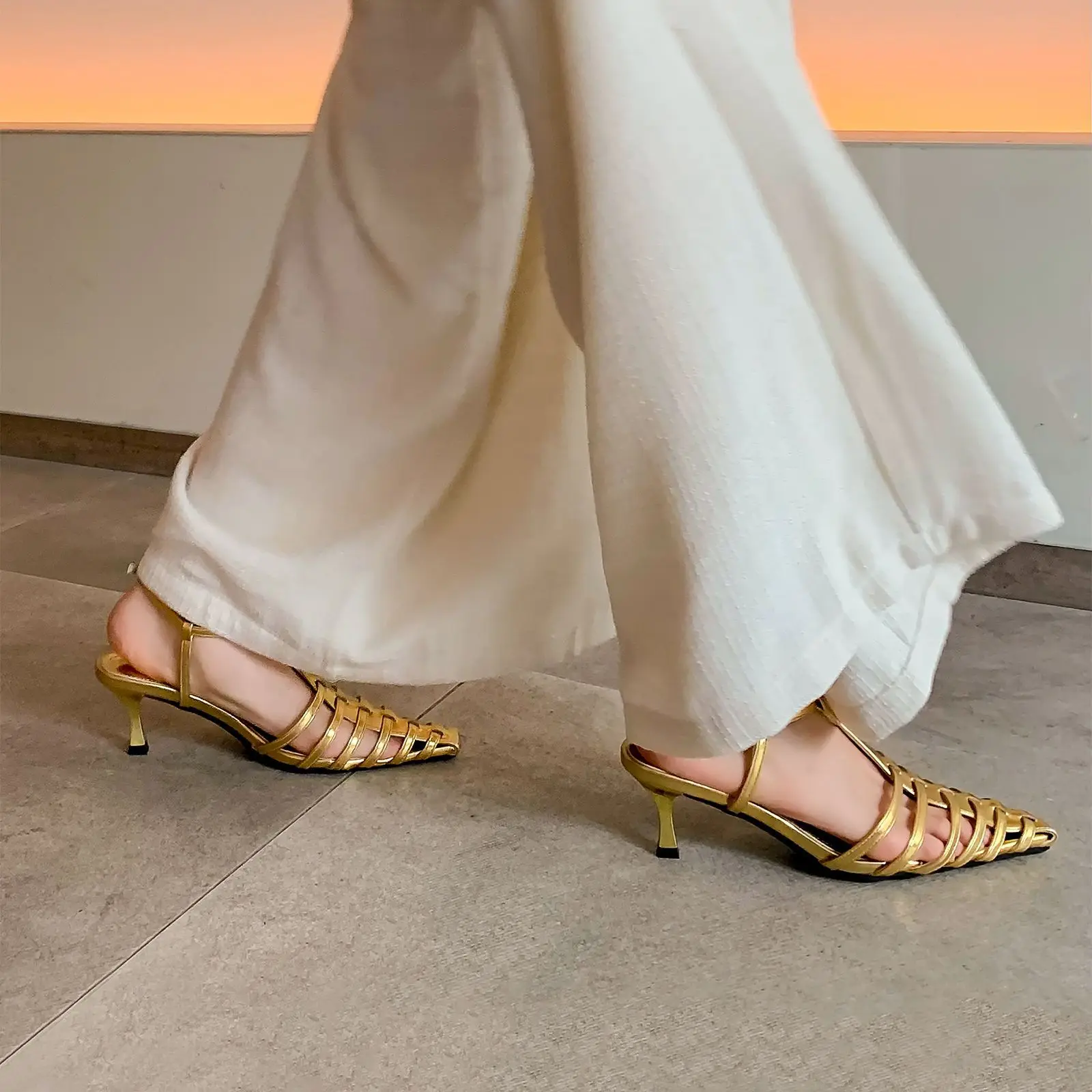 Arden Furtado 2025 Summer Metal cowhide T-Strap sandals Pointed toe Stilettos heels Buckle strap Closed toe Sandals Large size
Arden Furtado 2025 Summer Metal cowhide T-Strap sandals Pointed toe Stilettos heels Buckle strap Closed toe Sandals Large size