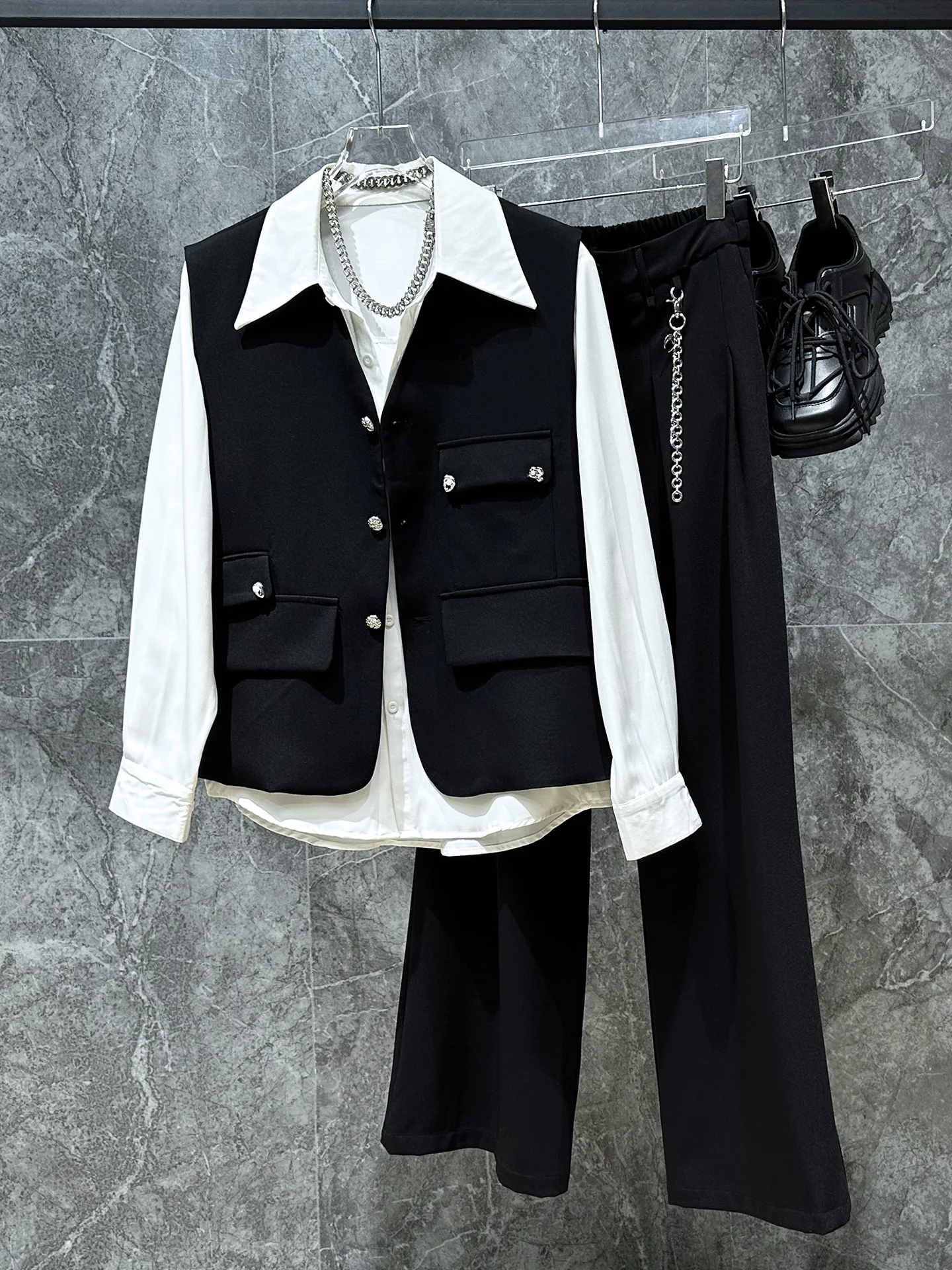 Ретро-жилет для мужчин: модный молодежный стиль, свободный крой, осенний сезон, на одной пуговице, однотонный дизайн
Ретро-жилет для мужчин: модный молодежный стиль, свободный крой, осенний сезон, на одной пуговице, однотонный дизайн