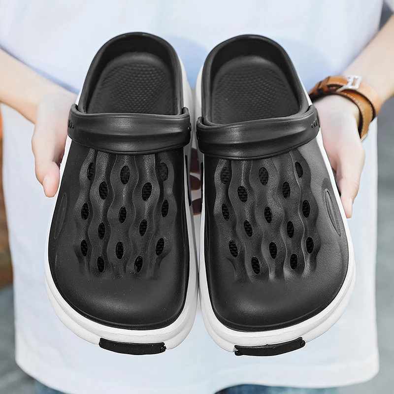 Men's Baotou two-color holey shoes, trendy slippers for outdoor wear in summer, non-slip thick-soled beach sandals.
Men's Baotou two-color holey shoes, trendy slippers for outdoor wear in summer, non-slip thick-soled beach sandals.