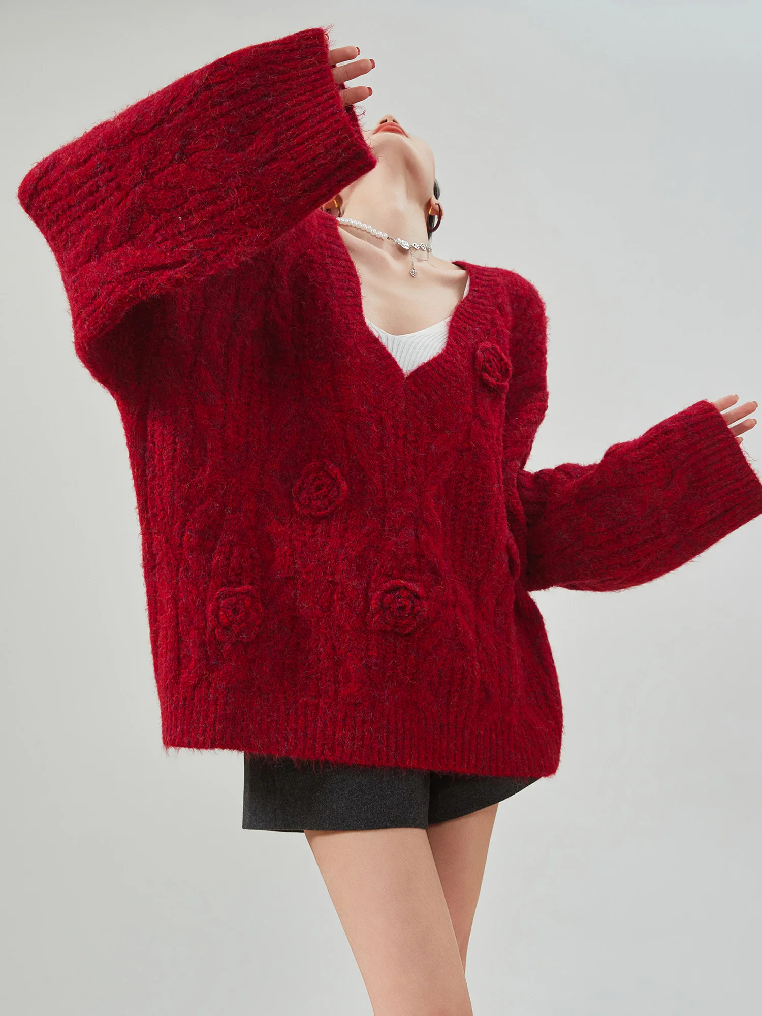 Красный винтажный вязаный свитер с V-образным вырезом свободного кроя для женщин, корейский стиль, весенняя новинка, модный трендовый свитер-пальто из полиэфирного волокна, длинный рукав
Красный винтажный вязаный свитер с V-образным вырезом свободного кроя для женщин, корейский стиль, весенняя новинка, модный трендовый свитер-пальто из полиэфирного волокна, длинный рукав